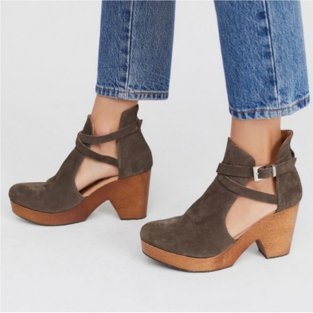 Free People Cedar Suede Clogs ✨